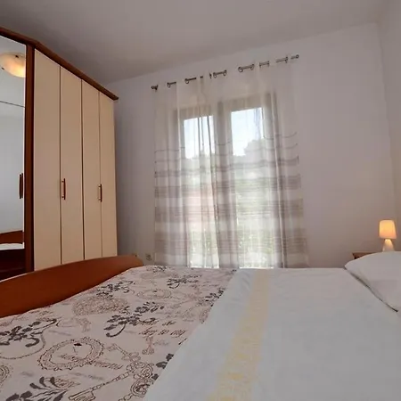 Marko 880 Apartman Postira